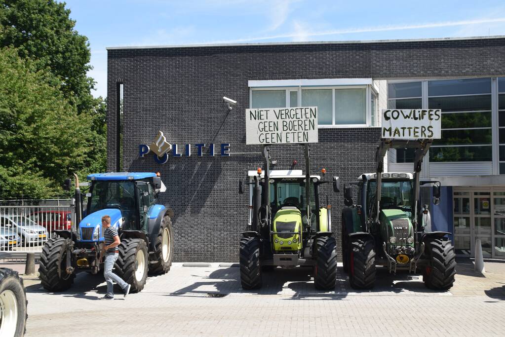 Zeeuwse boeren voeren actie bij politiebureau