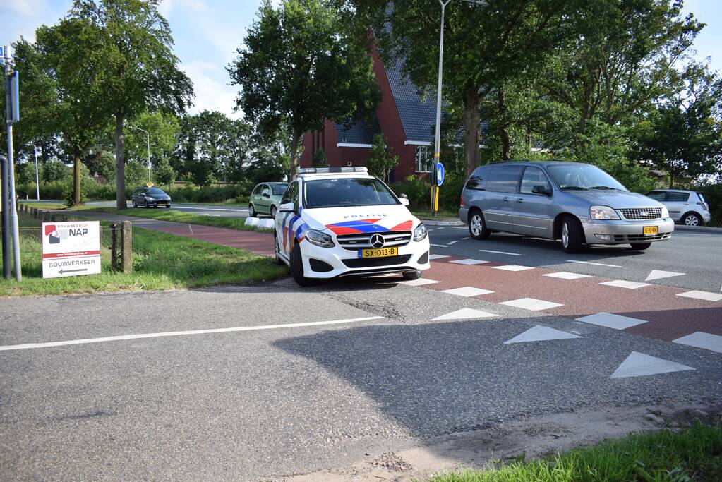 Afslaande automobilist rijdt racefietser aan
