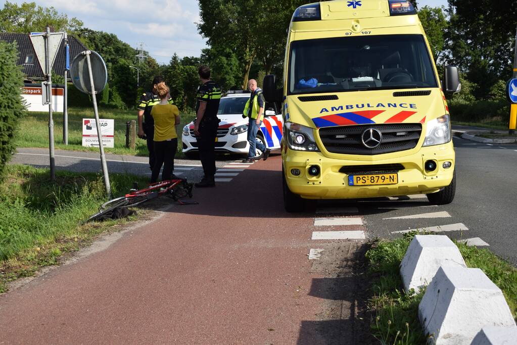 Afslaande automobilist rijdt racefietser aan