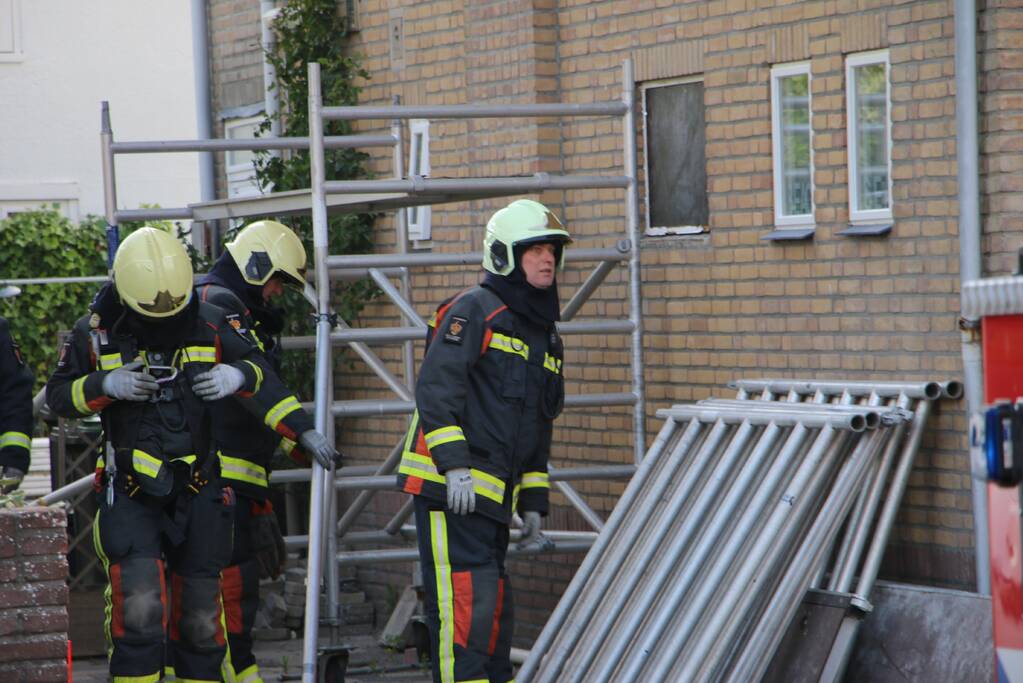 Steiger tegen woning staat op omvallen