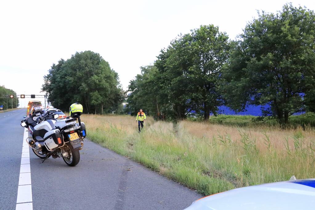 Auto crasht tussen bomen door