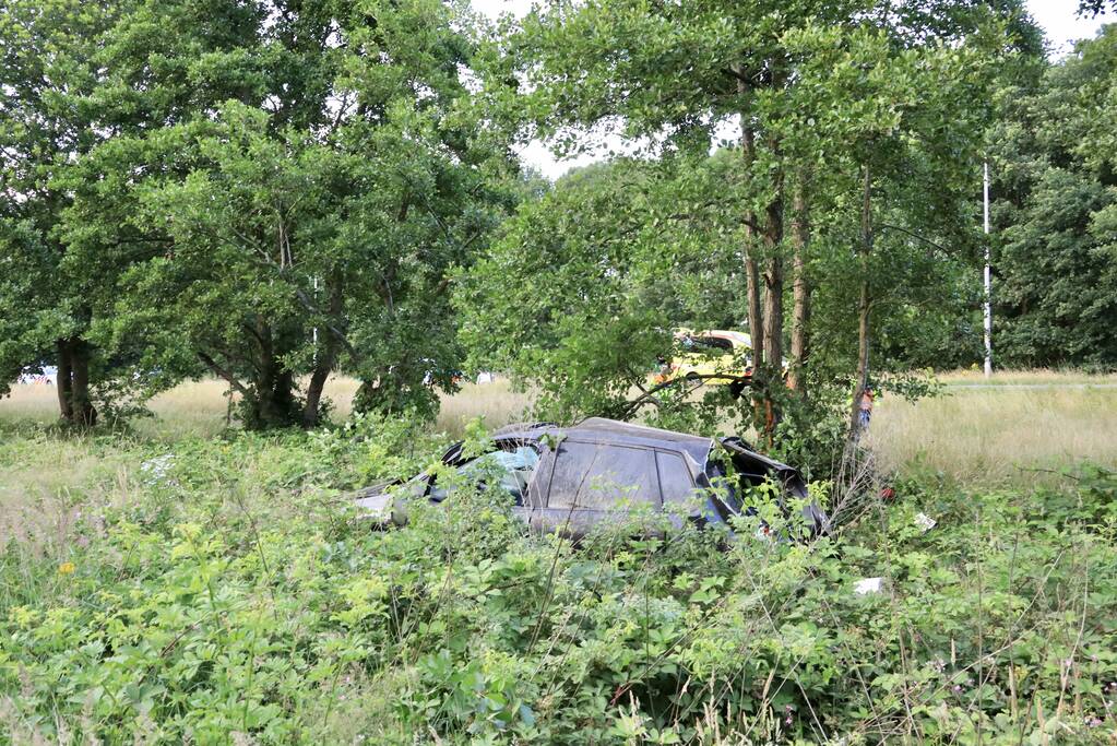 Auto crasht tussen bomen door