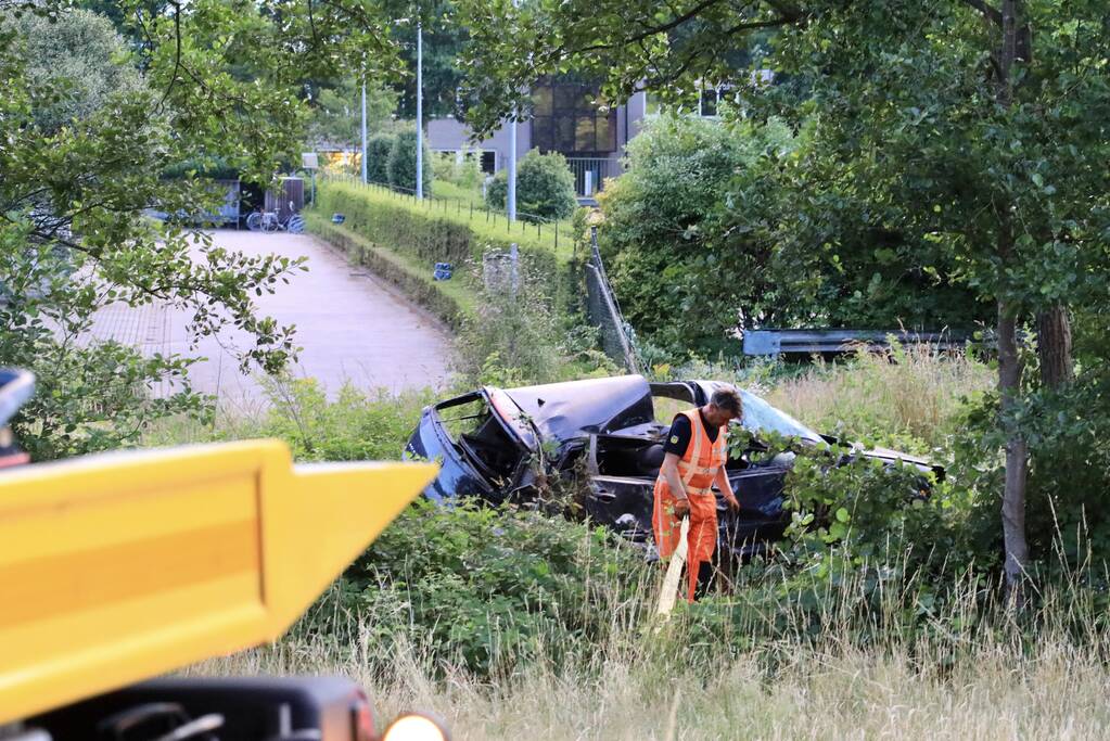 Auto crasht tussen bomen door