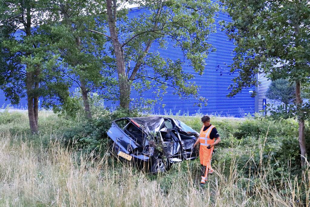 Auto crasht tussen bomen door