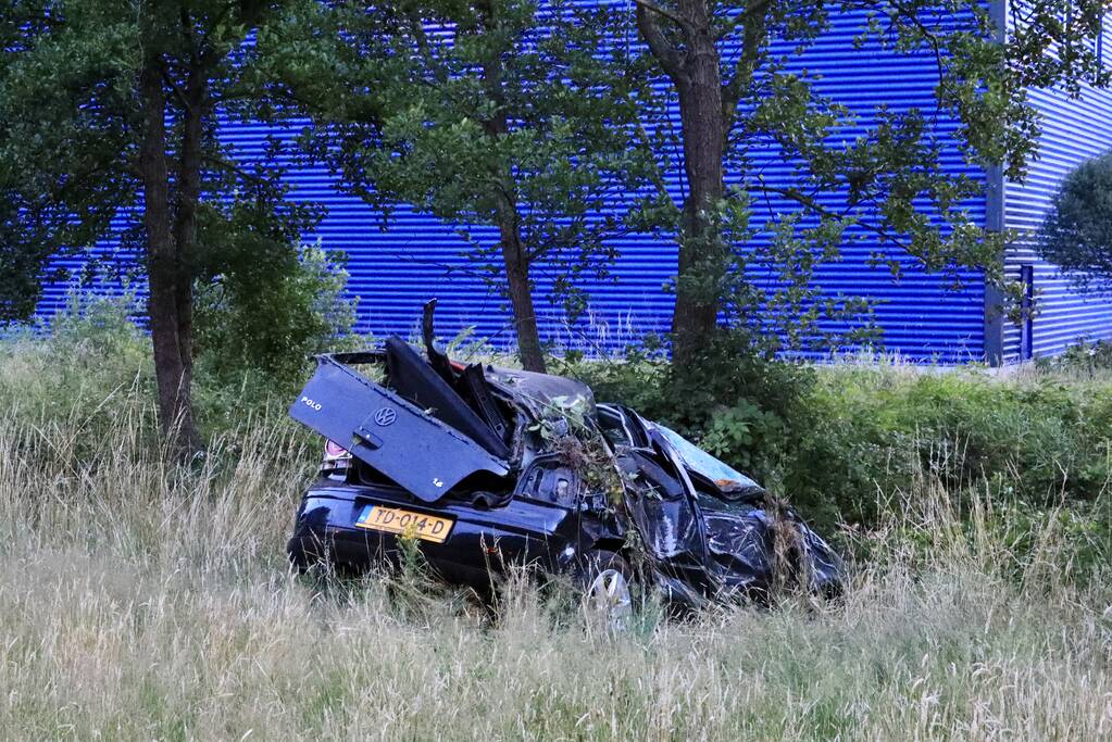 Auto crasht tussen bomen door
