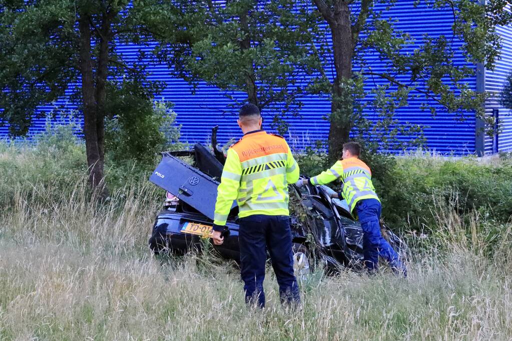 Auto crasht tussen bomen door
