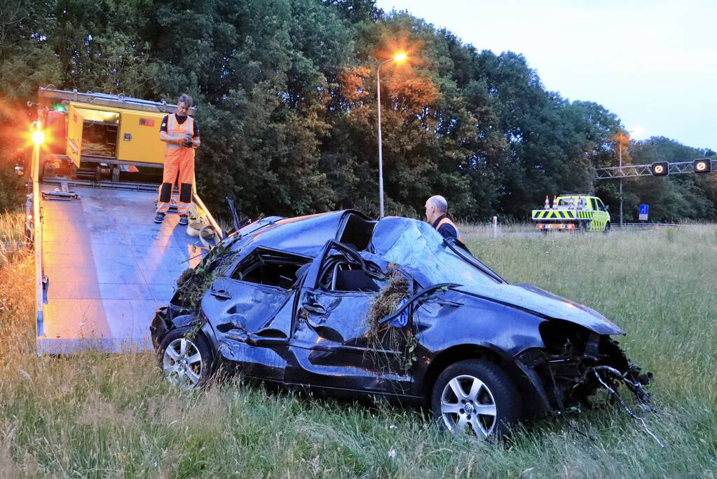 Auto crasht tussen bomen door