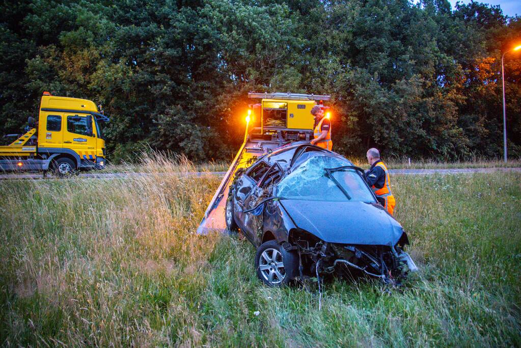 Auto crasht tussen bomen door