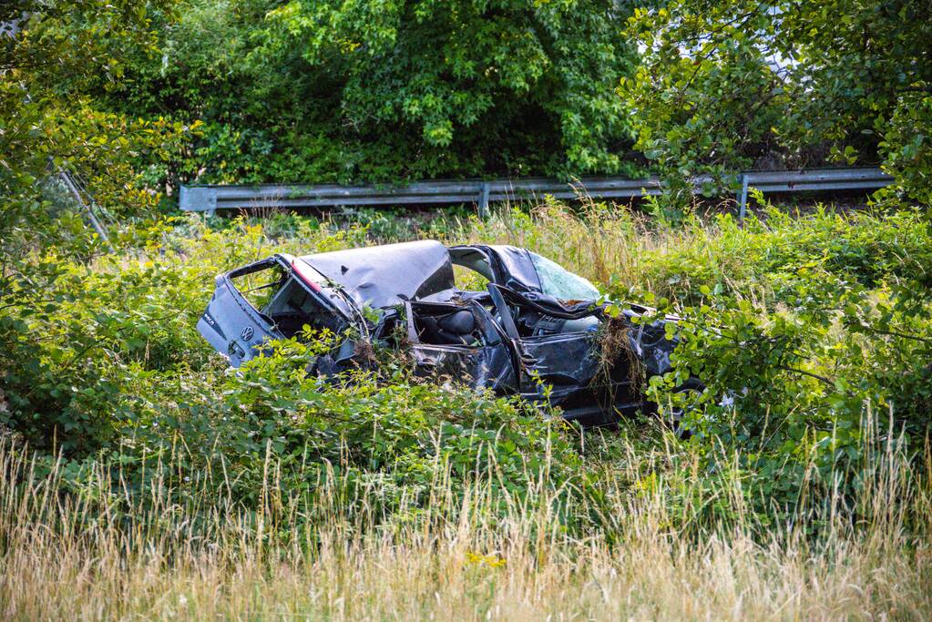 Auto crasht tussen bomen door