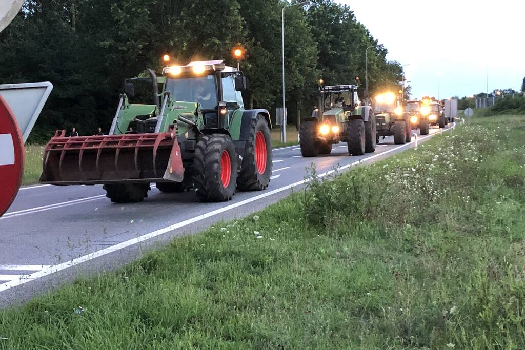 Bozen boeren blokkeren Rijksweg A2