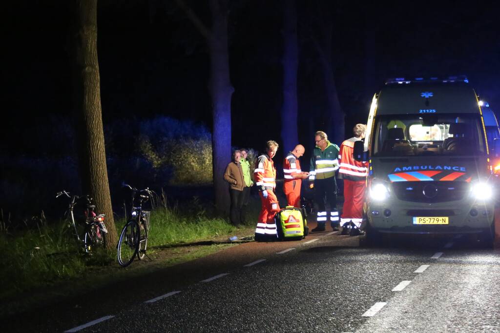 Automobilist rijdt door na ernstig ongeval, twee fietsers zwaargewond
