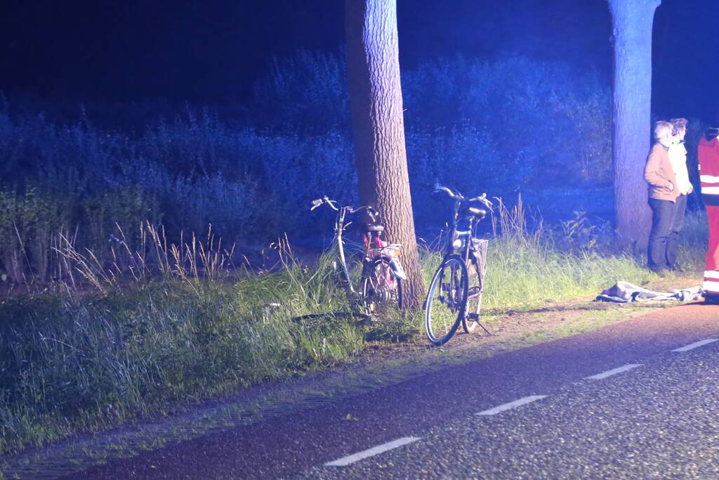 Automobilist rijdt door na ernstig ongeval, twee fietsers zwaargewond