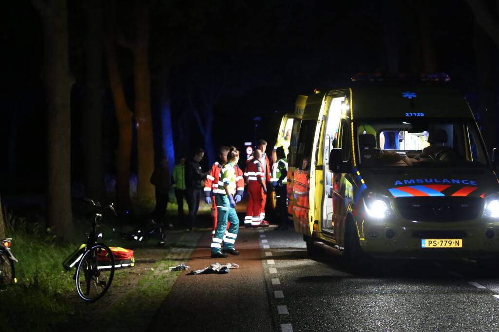 Automobilist rijdt door na ernstig ongeval, twee fietsers zwaargewond