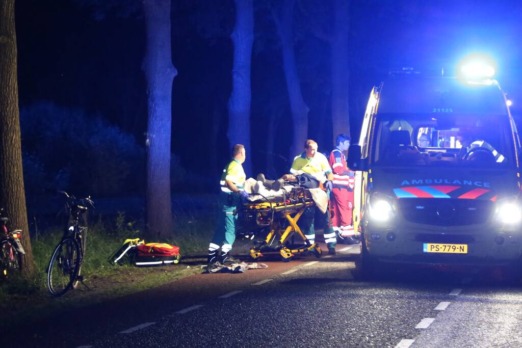 Automobilist rijdt door na ernstig ongeval, twee fietsers zwaargewond