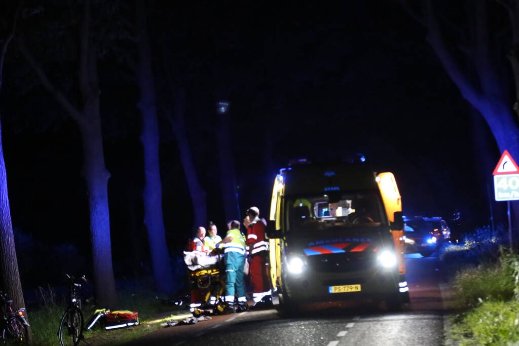 Automobilist rijdt door na ernstig ongeval, twee fietsers zwaargewond