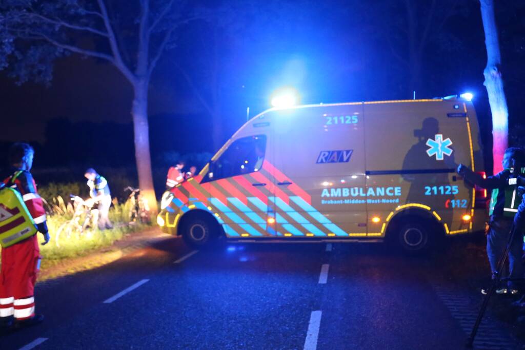 Automobilist rijdt door na ernstig ongeval, twee fietsers zwaargewond