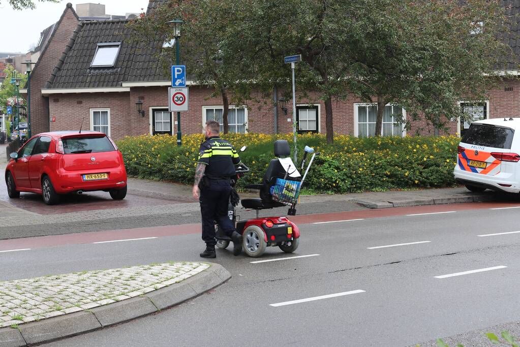 Bestuurder scootmobiel gewond na botsing met auto
