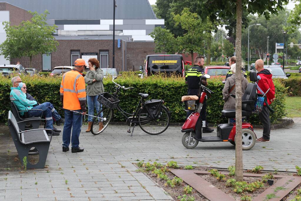 Bestuurder scootmobiel gewond na botsing met auto