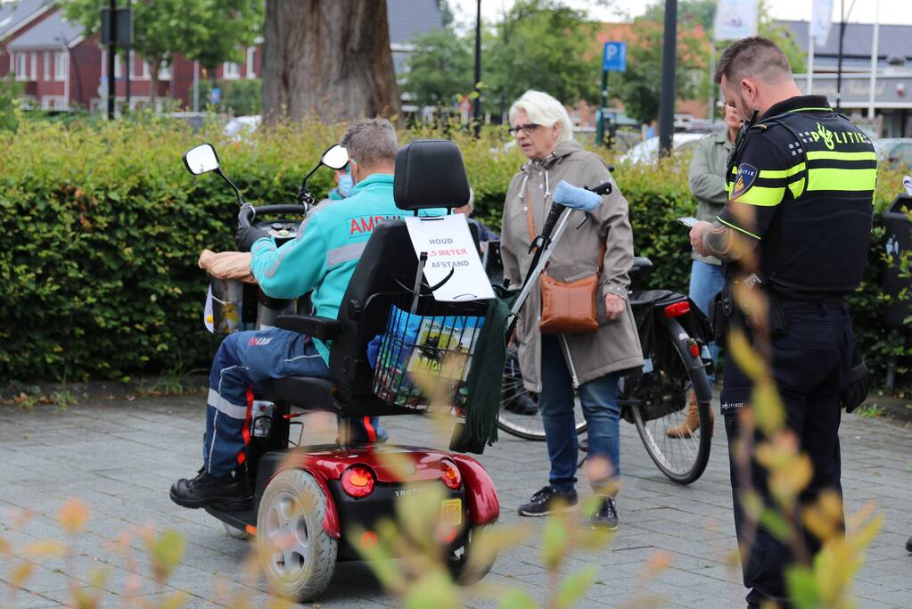 Bestuurder scootmobiel gewond na botsing met auto
