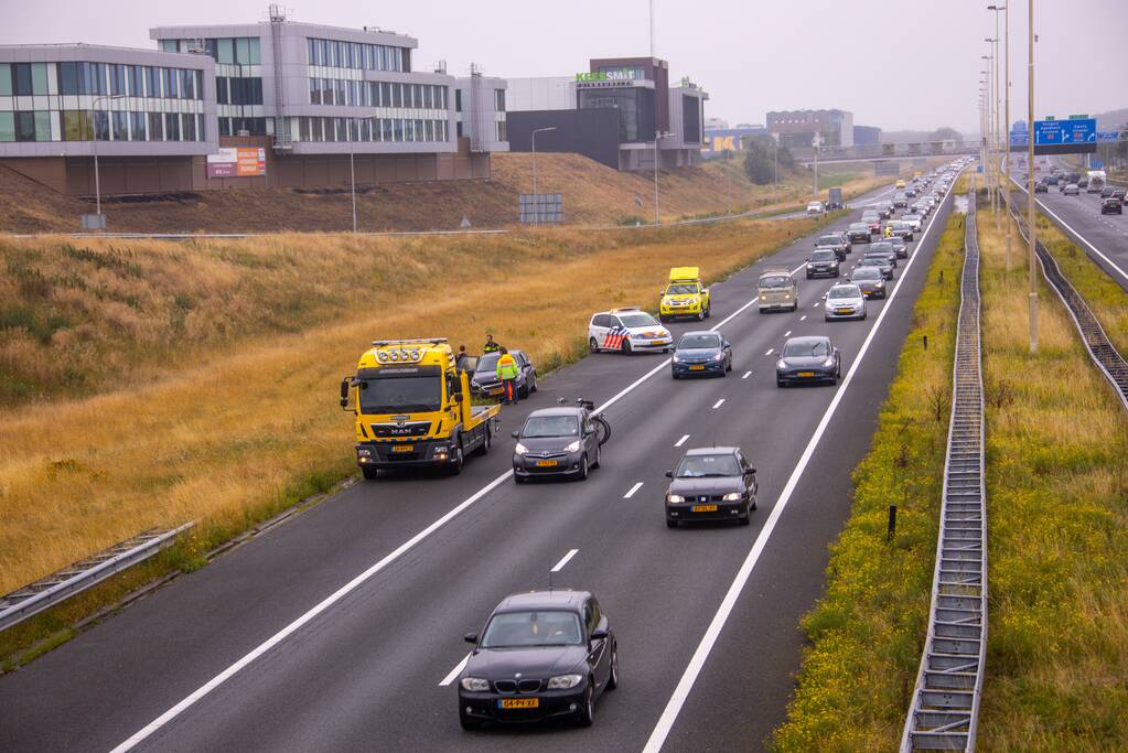 Gezin belandt met auto in de berm