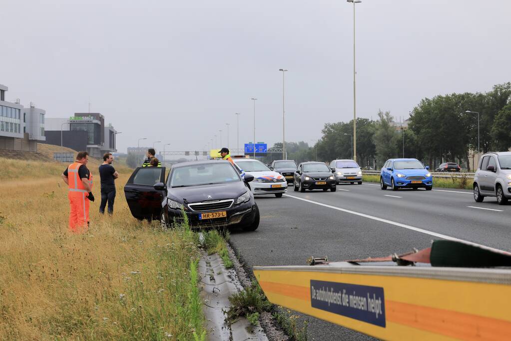 Gezin belandt met auto in de berm