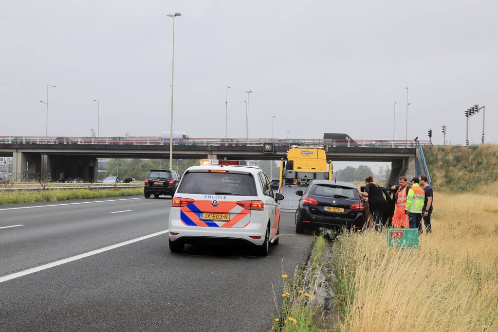 Gezin belandt met auto in de berm