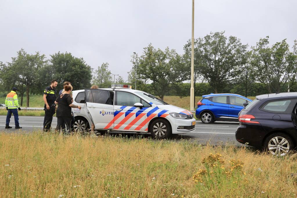 Gezin belandt met auto in de berm