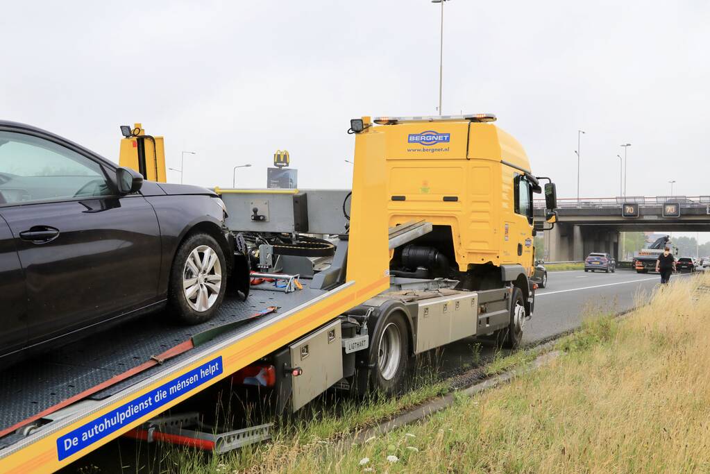Gezin belandt met auto in de berm