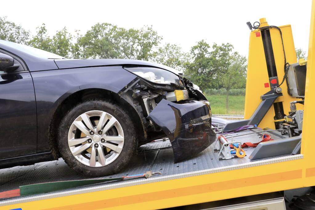 Gezin belandt met auto in de berm