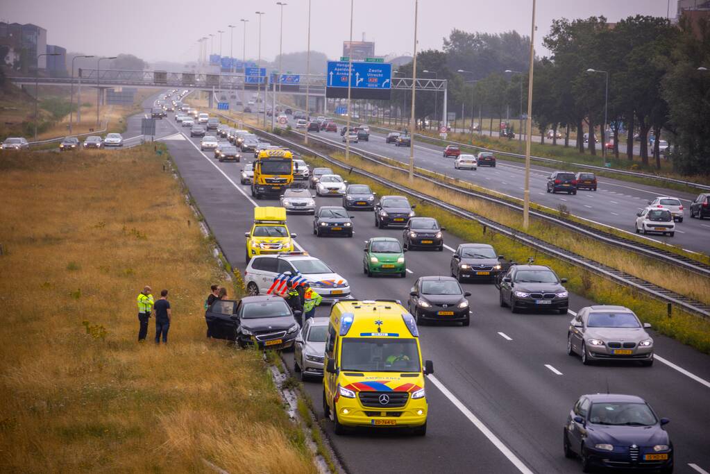 Gezin belandt met auto in de berm