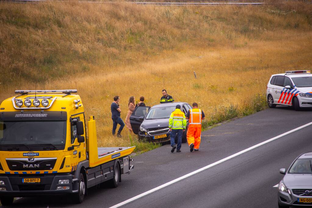 Gezin belandt met auto in de berm