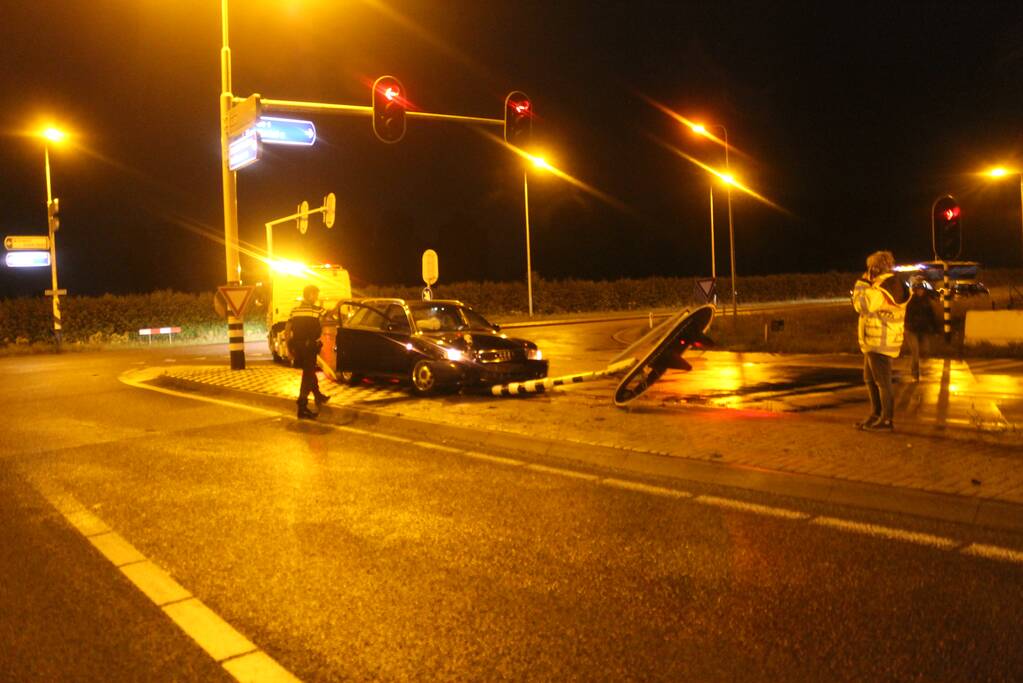 Beschonken bestuurder rijdt verkeerslicht uit de grond