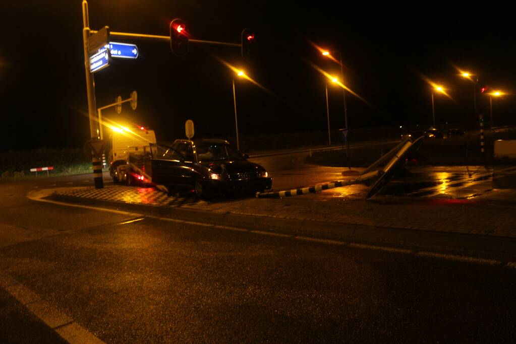 Beschonken bestuurder rijdt verkeerslicht uit de grond