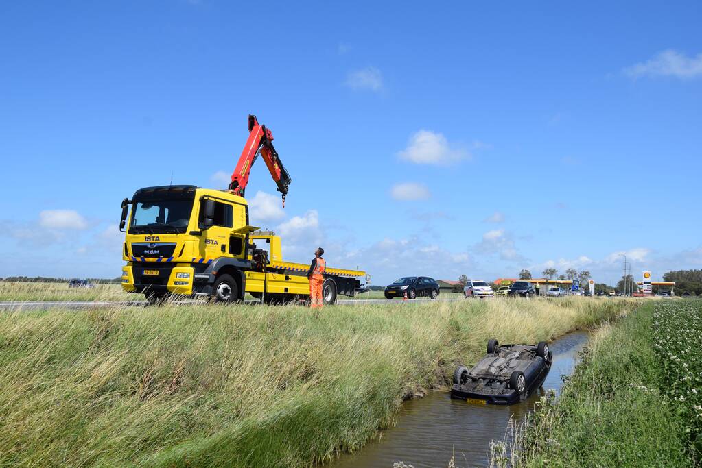 Gewonde na auto in sloot