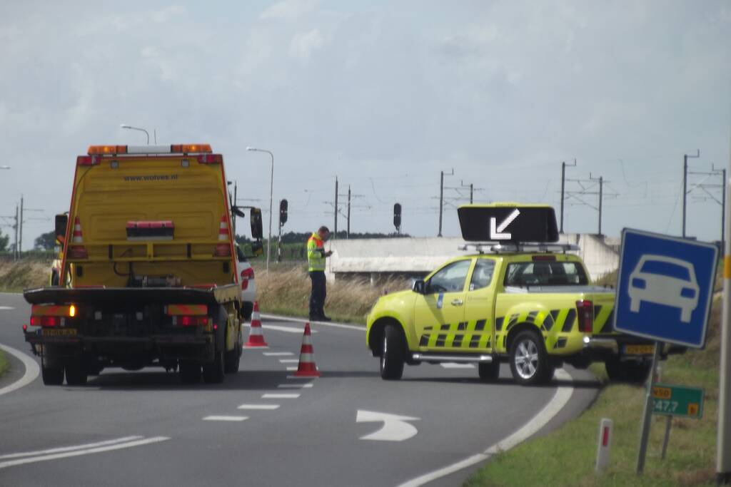 Voertuig belandt in greppel naast oprit