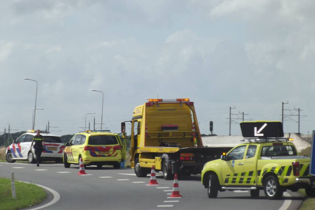 Voertuig belandt in greppel naast oprit