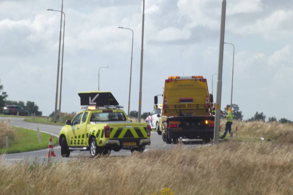 Voertuig belandt in greppel naast oprit