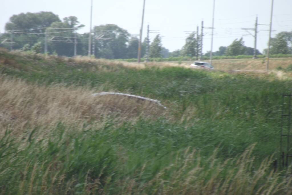 Voertuig belandt in greppel naast oprit