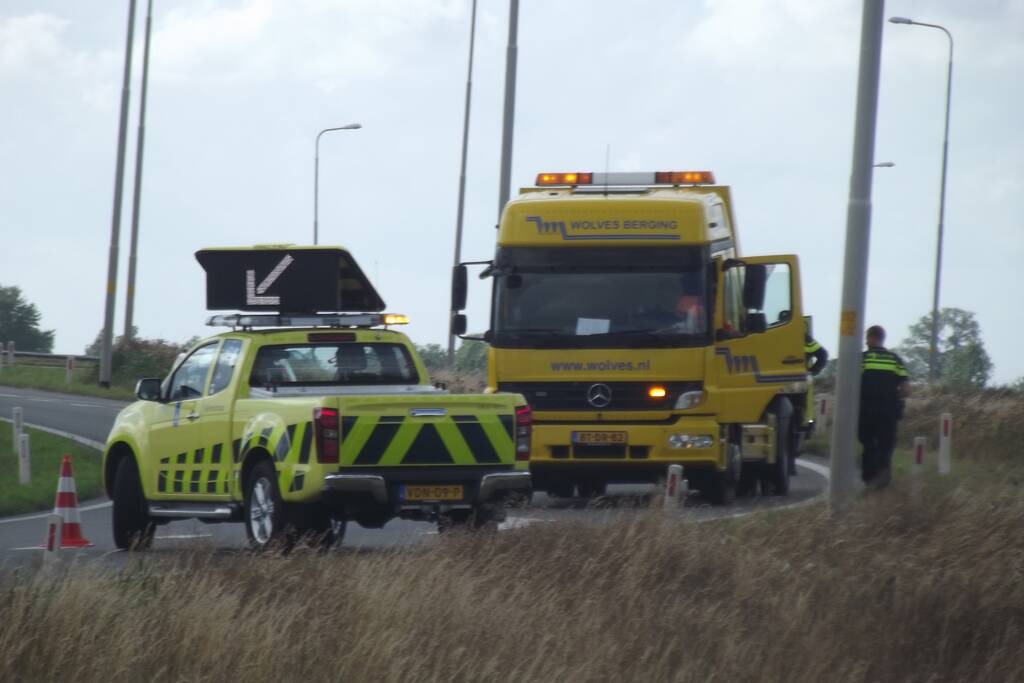 Voertuig belandt in greppel naast oprit