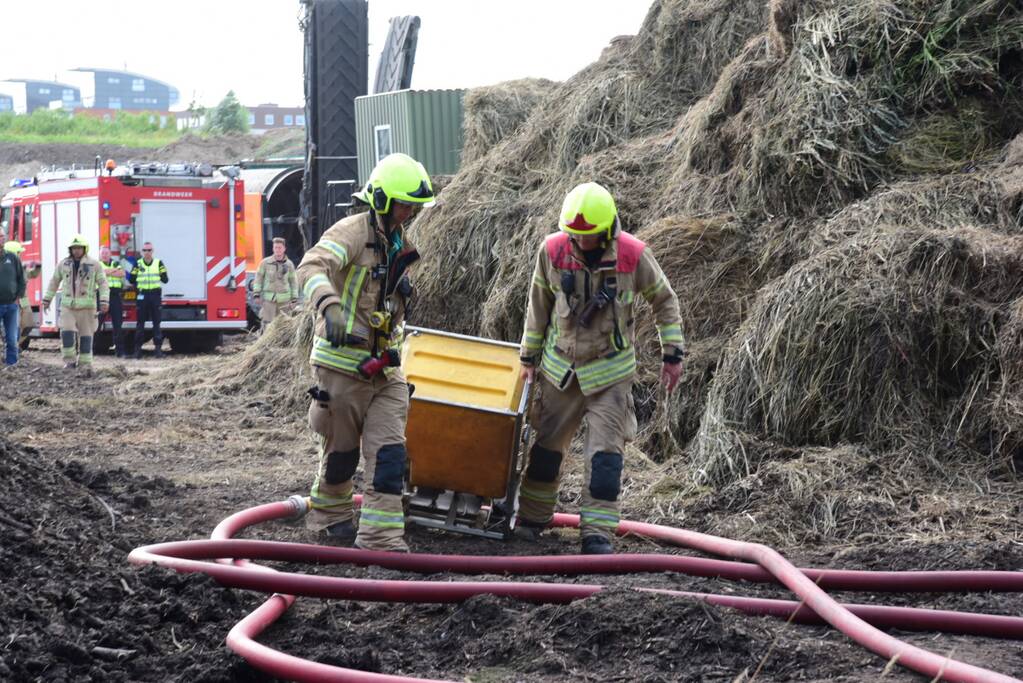 Rook van brand in hooiberg trekt over Rijksweg A29