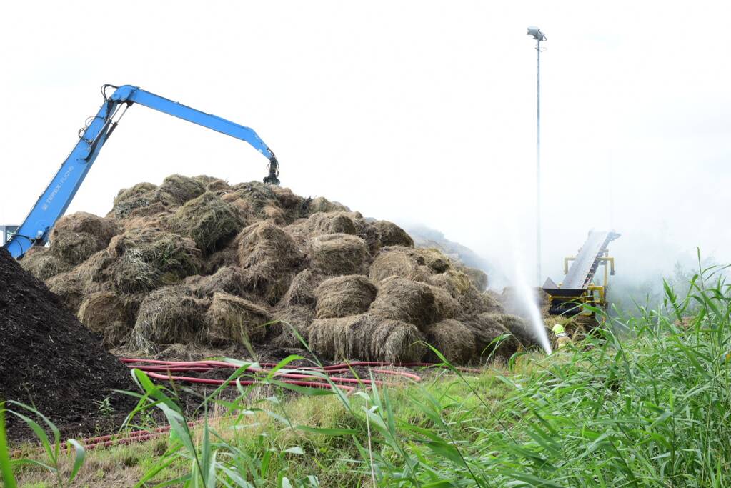 Rook van brand in hooiberg trekt over Rijksweg A29