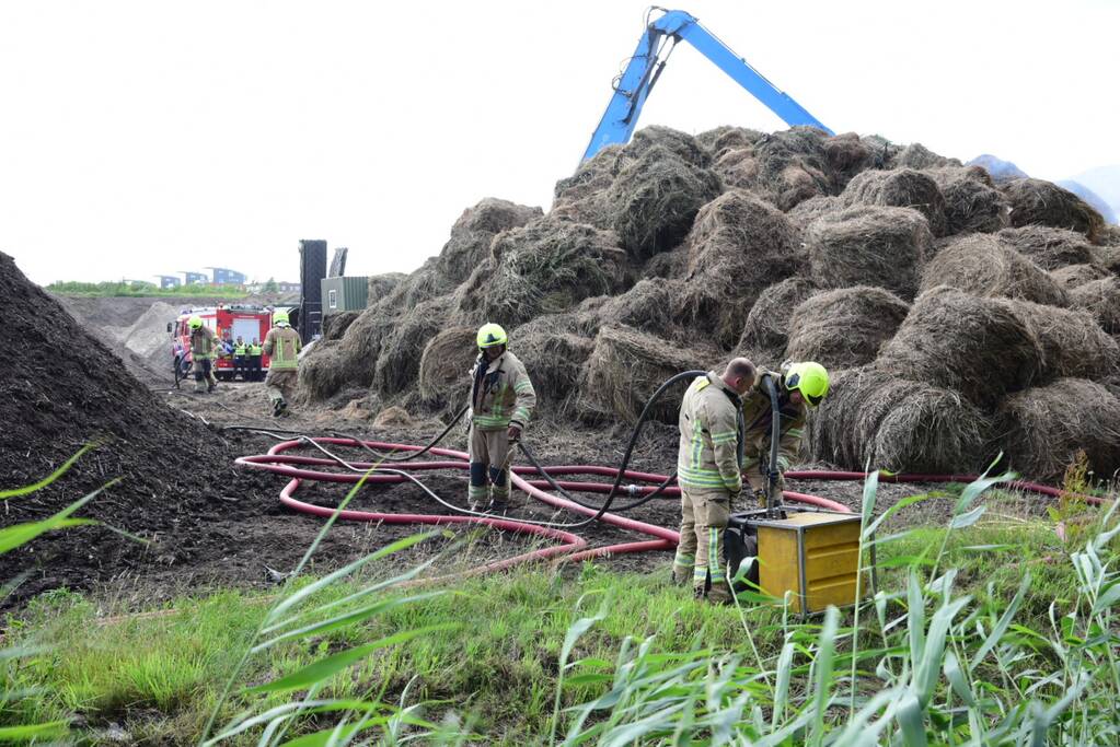 Rook van brand in hooiberg trekt over Rijksweg A29