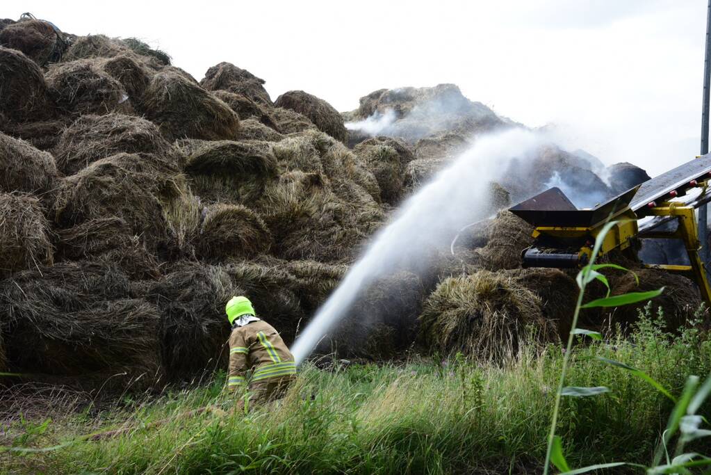 Rook van brand in hooiberg trekt over Rijksweg A29