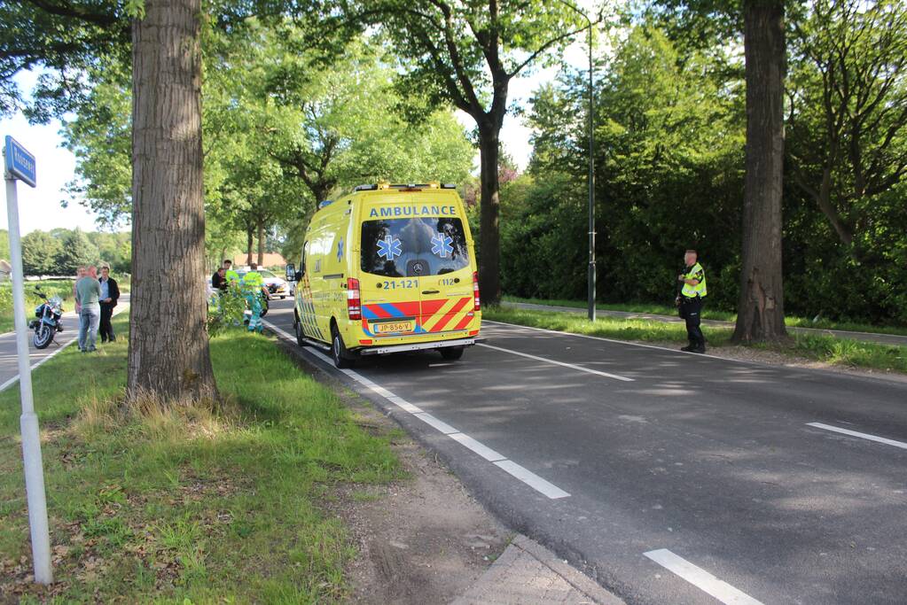 Motorrijder schrikt van auto en gaat onderuit