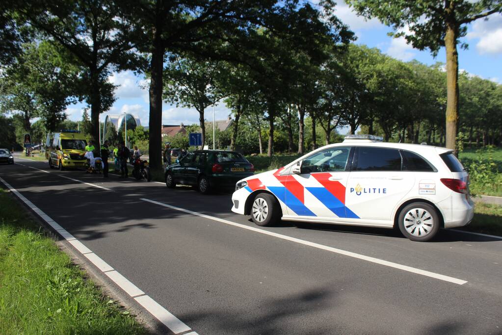 Motorrijder schrikt van auto en gaat onderuit