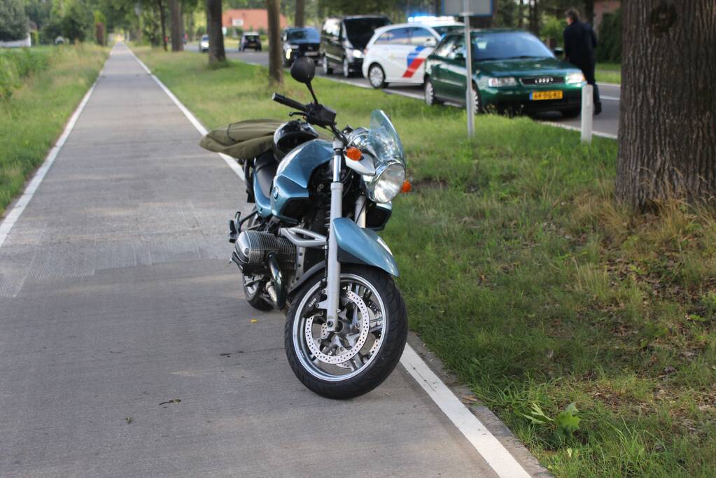 Motorrijder schrikt van auto en gaat onderuit