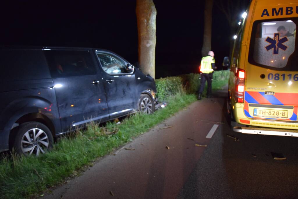 Gewonde en flinke schade bij eenzijdige botsing