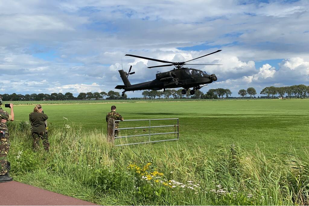 Apache-helikopter maakt voorzorgslanding