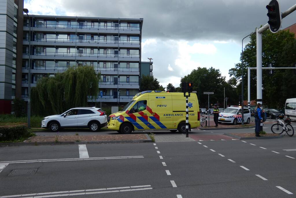 Overstekende fietser aangereden door auto