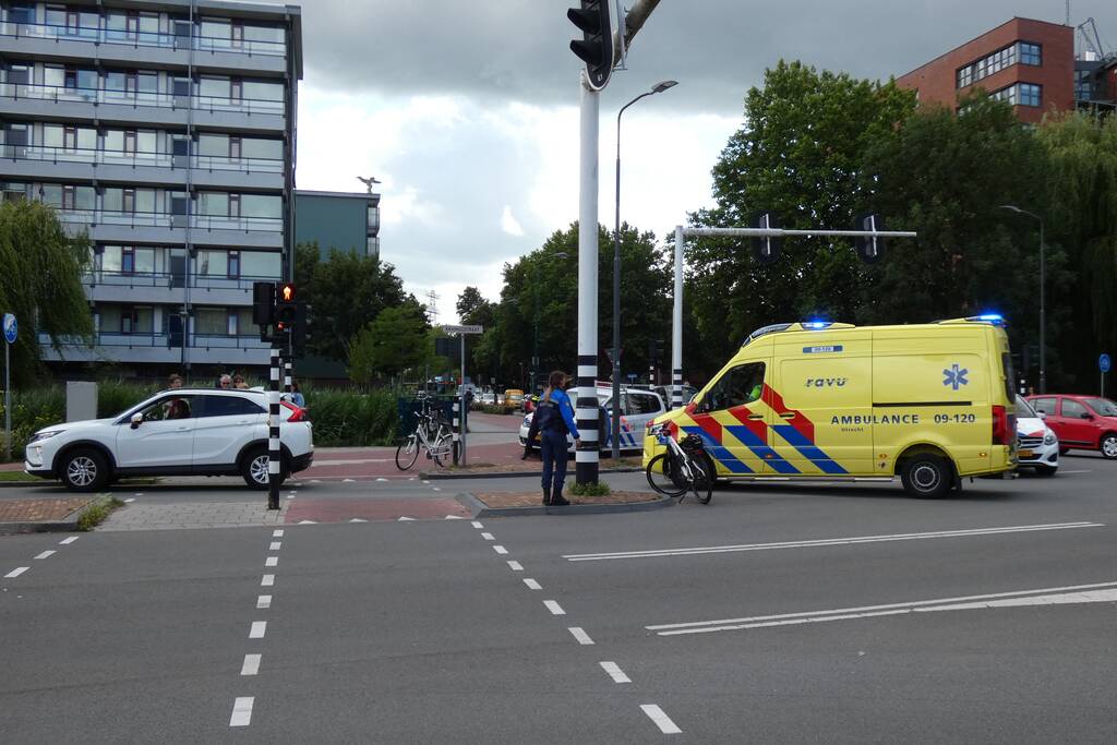 Overstekende fietser aangereden door auto
